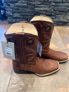 Ariat Brown Western Pull-On cowboy Boots with Stitch Detailing